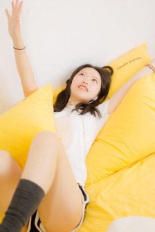 男人雪地撒尿